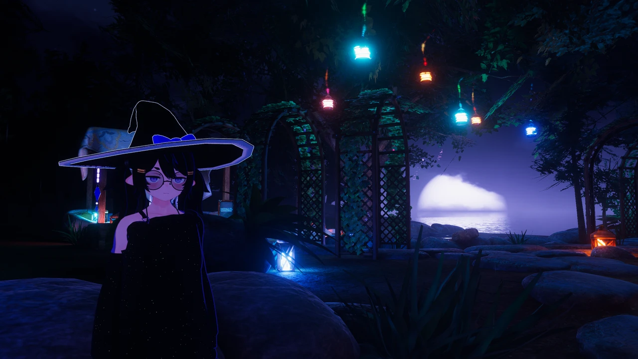 魔女の帽子と眼鏡をかけた VRChat アバターが、夜のランタンに照らされた庭に立っている。背後には海に浮かぶ月